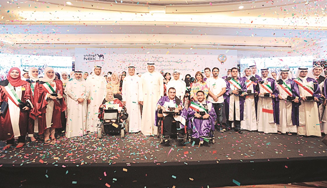 الوزير العبيدي يتوسط الفائقين في لقطة جماعية