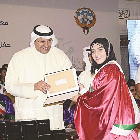 تكريم احدى المتفوقات