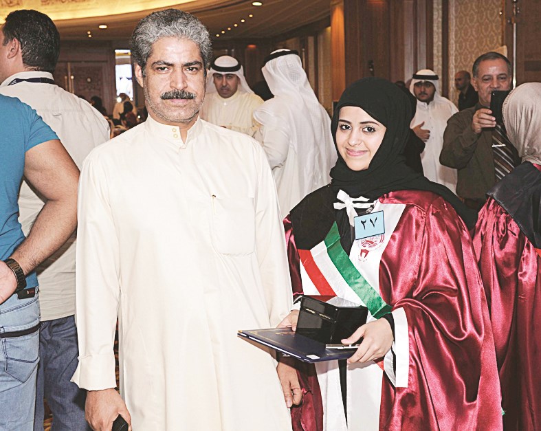 متفوقة مع والدها