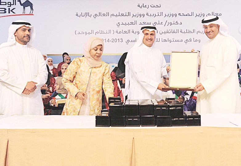 العبيدي مكرماً الرئيس التنفيذي لمجموعة بنك الكويت الوطني عصام الصقر ( تصوير نايف العقلة)