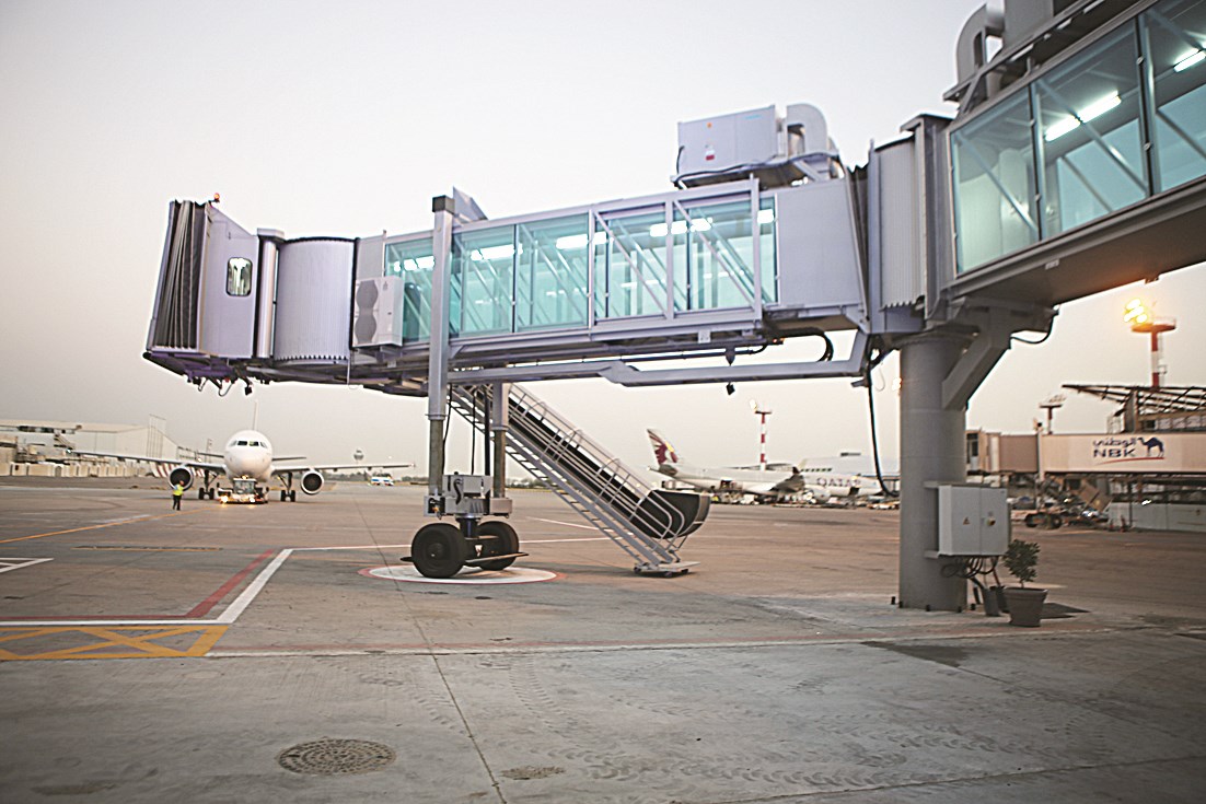 أحد جسرين استقدمتهما الشركة لخدمة مسافريها