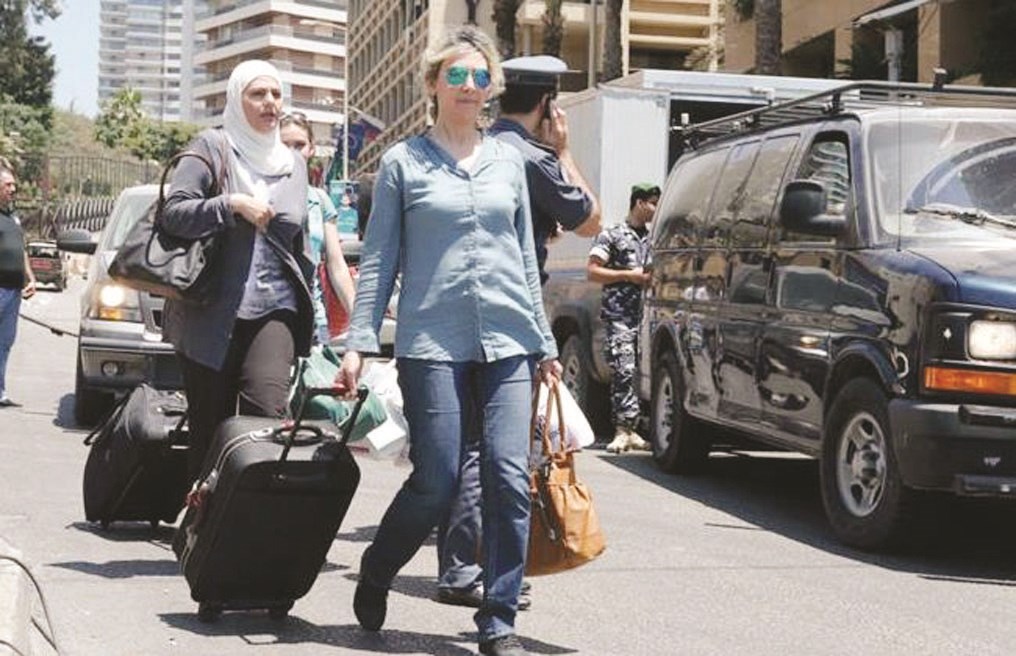 عدد من السياح يغادرون بعد عملية التفجير في فندق دو روي