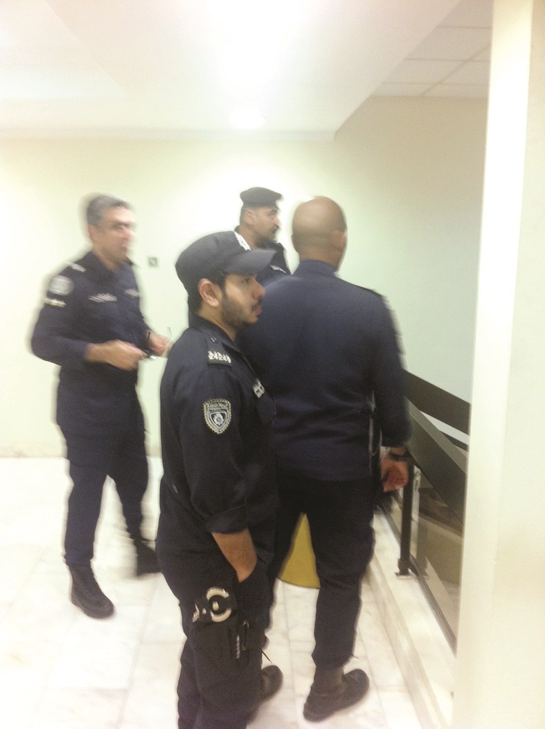 رجال الشرطة أمام المكتب