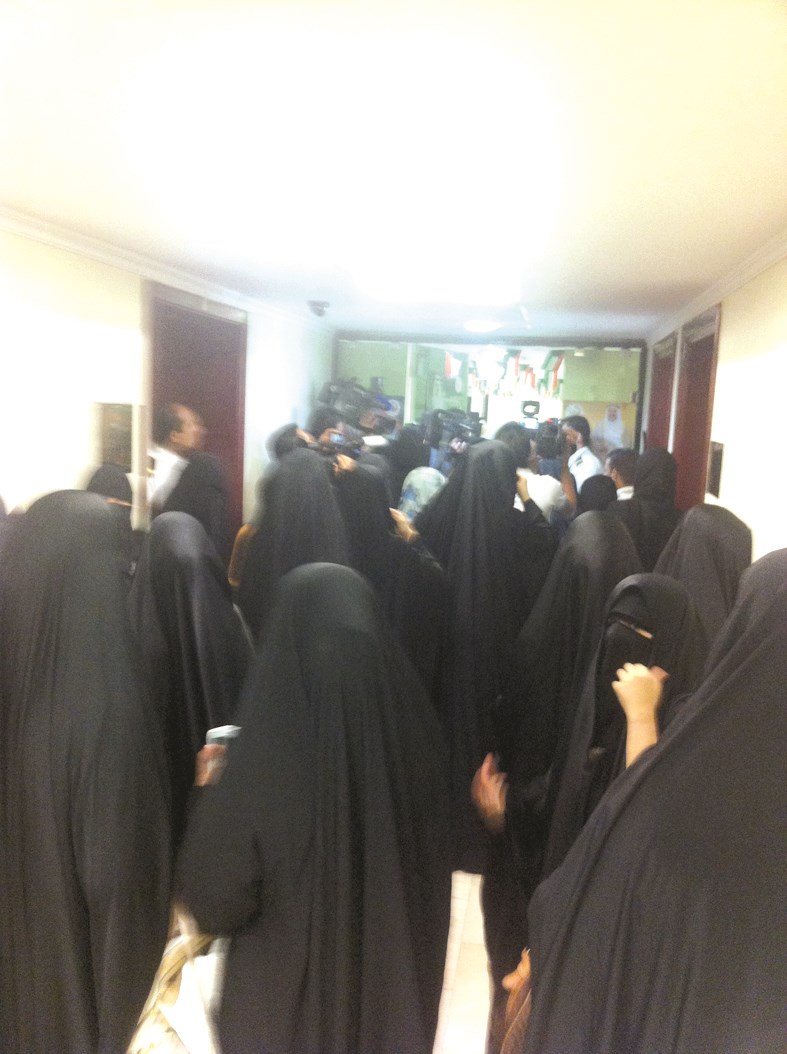 لحظة اقتحام مكتب الوكيلة