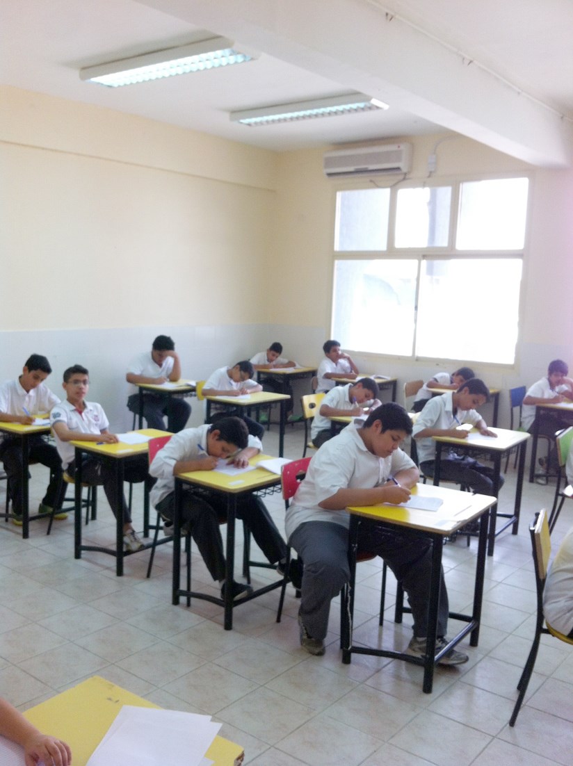 طلبة المتوسط في اليوم الاول لاختبارات نهاية العام