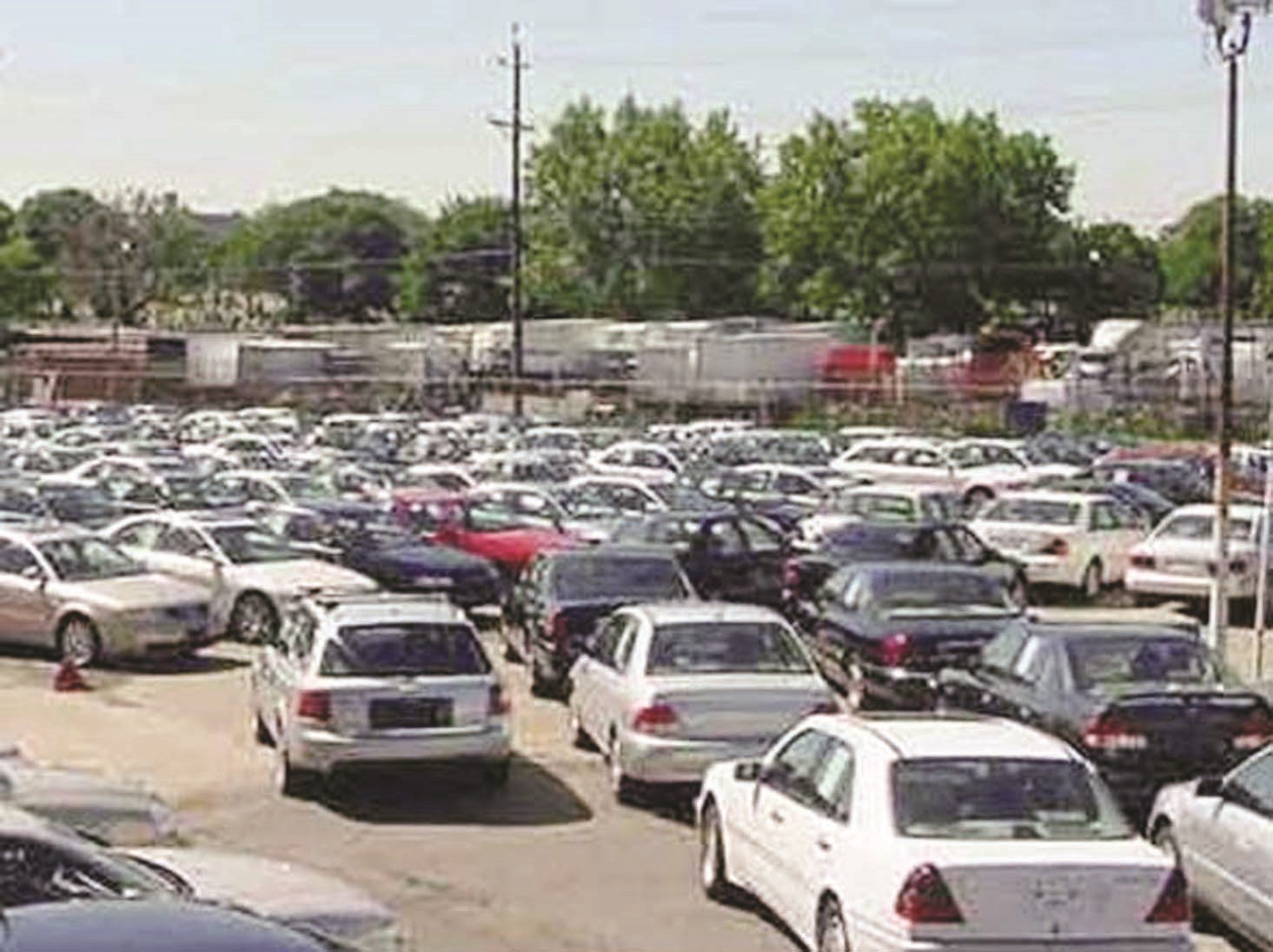 مكان لتجميع السيارات المسروقة في قرية «كوم السمن» (خاص «الراي»)