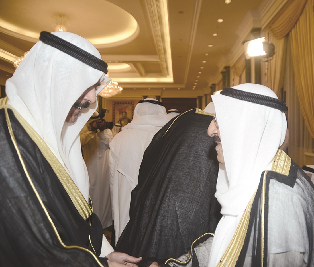 الأمير مصافحا محمد الخالد