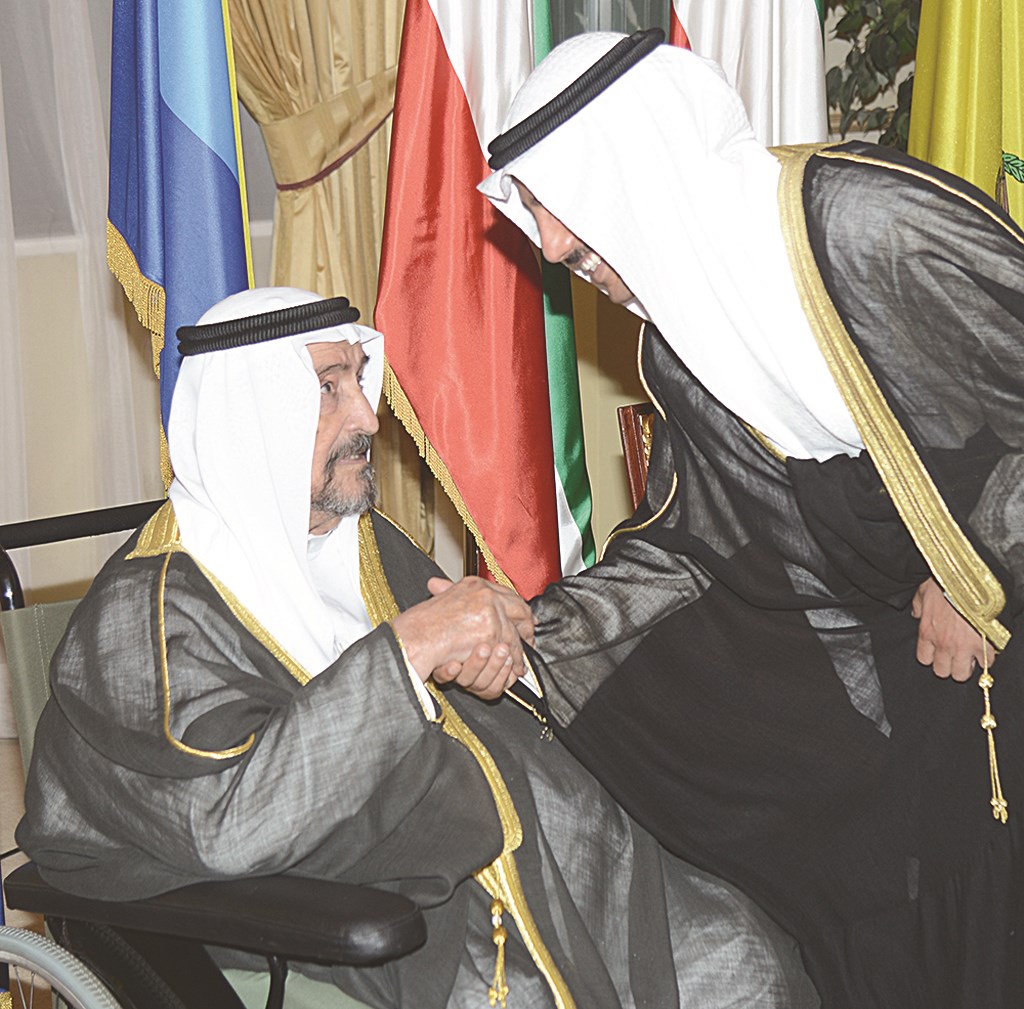 سالم العلي يتلقى تهاني مرزوق الغانم