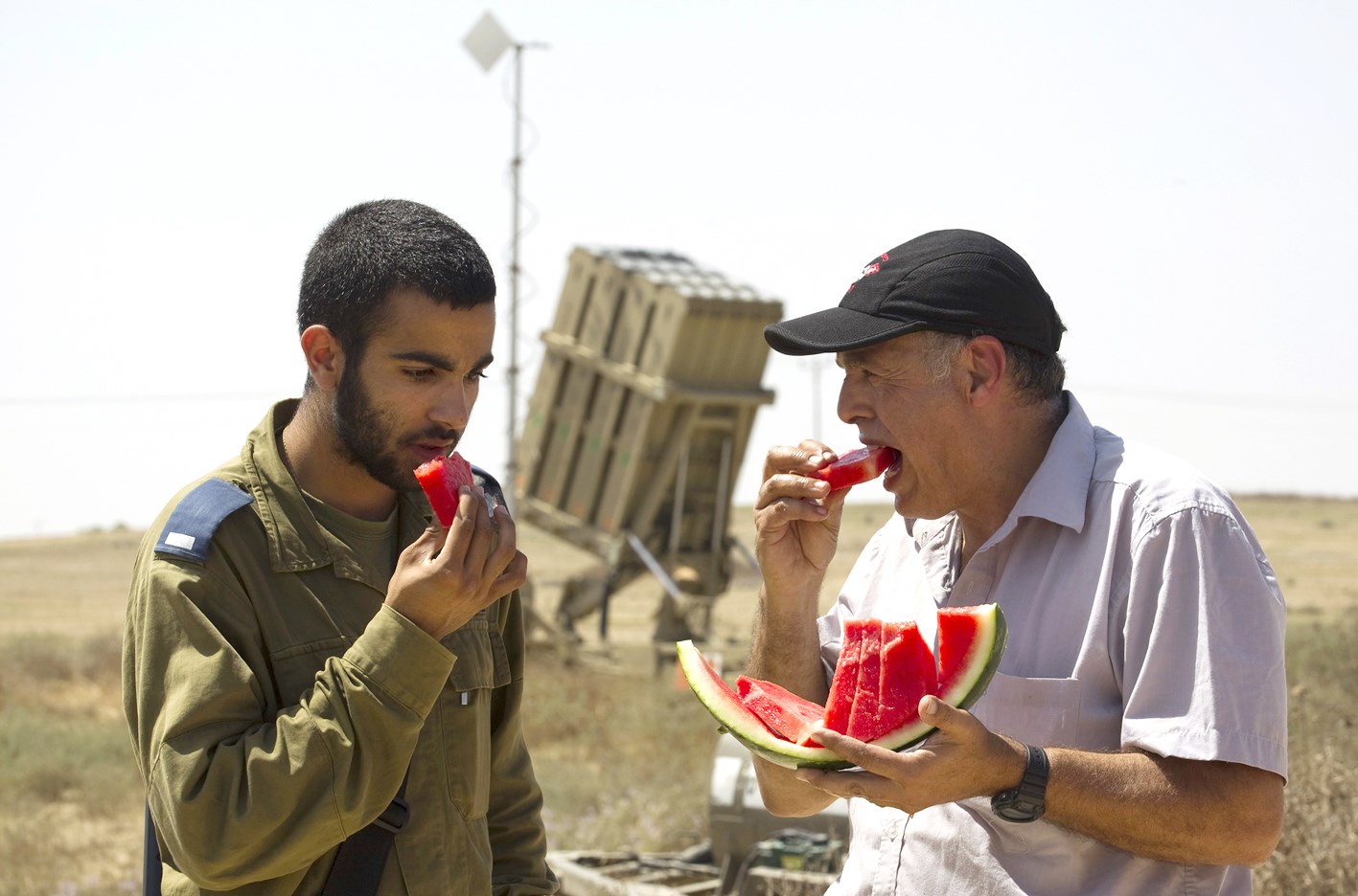 u0645u0633u0624u0648u0644 u0623u0645u0646u064a u0627u0633u0631u0627u0626u064au0644u064a u064au0623u0643u0644 u0627u0644u0628u0637u064au062e u0645u0639 u062cu0646u062fu064a u0642u0631u0628 u00abu0627u0644u0642u0628u0629 u0627u0644u062du062fu064au062fu064au0629u00bb u0641u064a u062cu0646u0648u0628 u0627u0633u0631u0627u0626u064au0644 u0623u0645u0633 (u0631u0648u064au062au0631u0632)