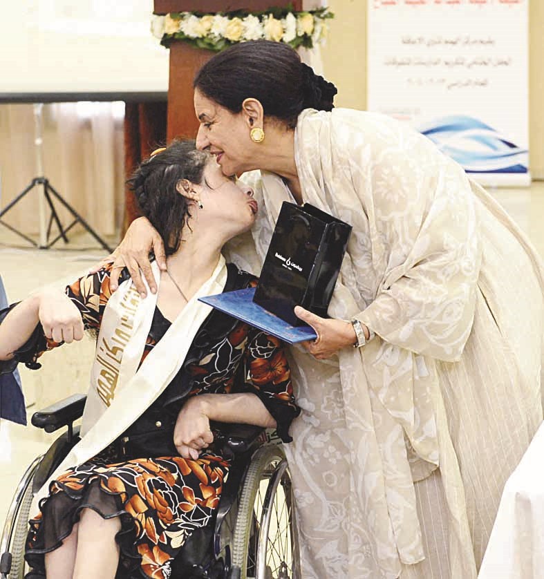 تكريم إحدى الفتيات