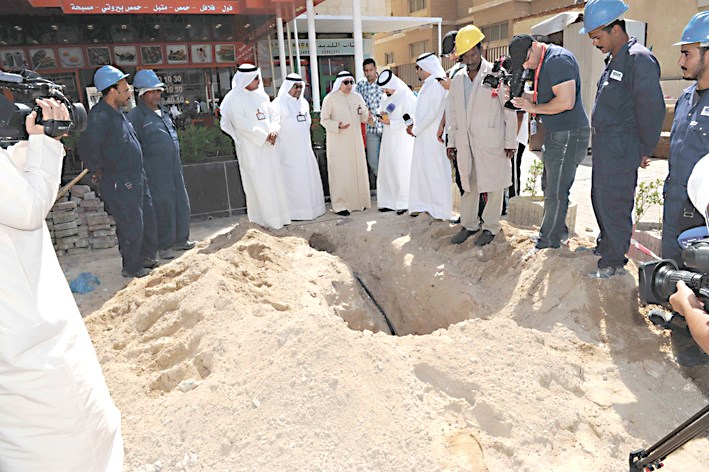 فريق الضبطية أمام المجمع السكني