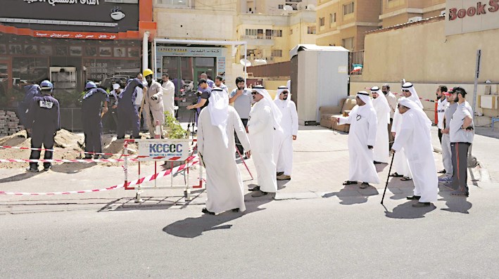 موظفو «الكهرباء» قبل ضبط الواقعة