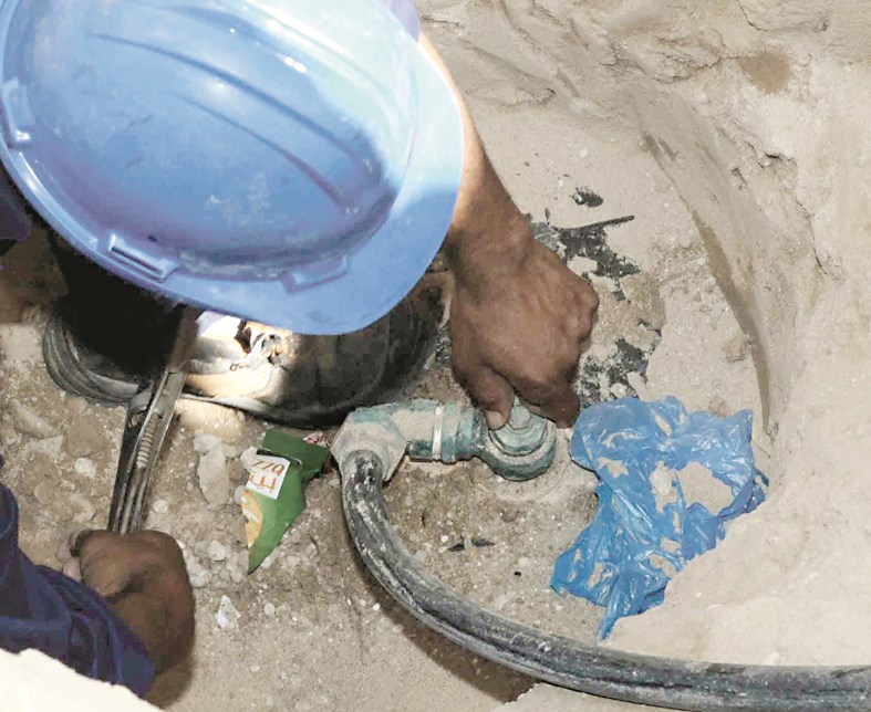 الرابط الذي يتم من خلاله سرقة المياه (تصوير طارق عز الدين)