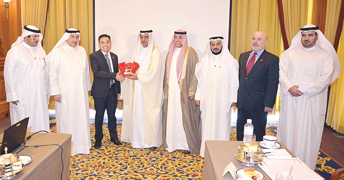 ... ومع رئيس هيئة الاستثمار