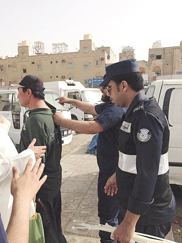 القبض على أحد المخالفين