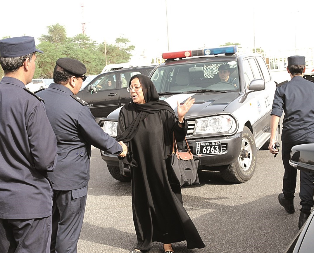 سيدة تصافح عبد الفتاح العلي (تصوير جلال معوض)