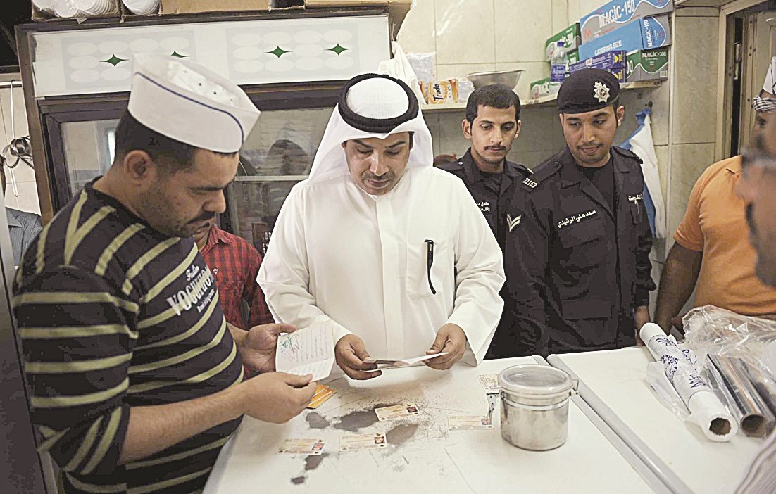 فحص مأكولات معدة للبيع