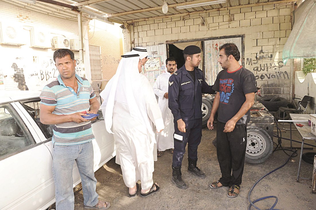 التدقيق في ترخيص محل تصليح (تصوير جلال معوض)