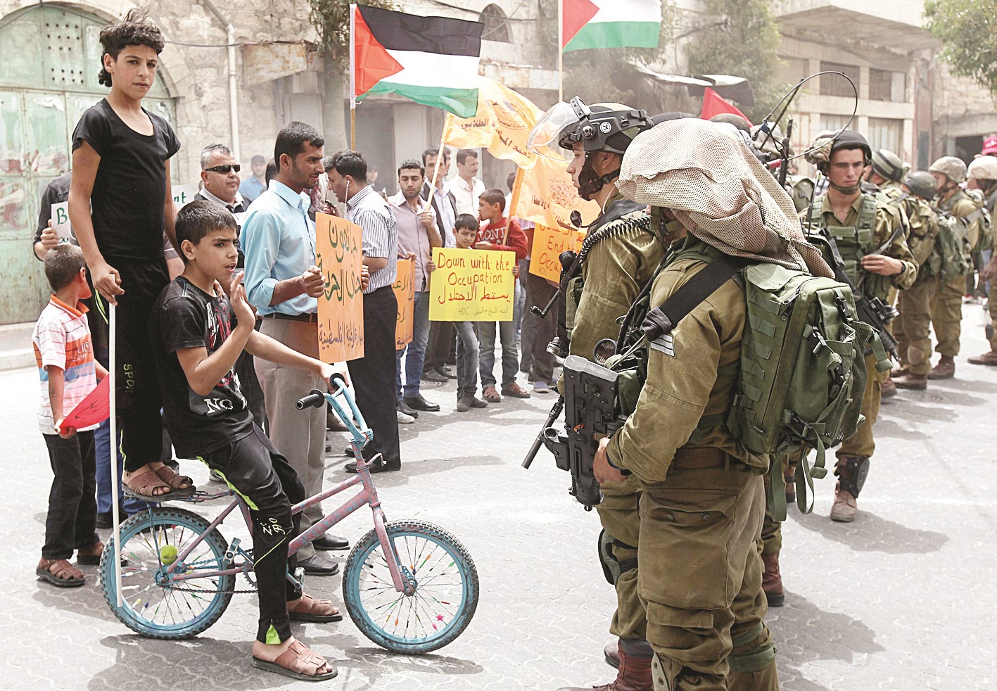 u062cu0646u0648u062f u0625u0633u0631u0627u0626u064au0644u064au0648u0646 u0623u0645u0627u0645 u062au0638u0627u0647u0631u0629 u0627u062du062au062cu0627u062c u0641u064a u0627u0644u062eu0644u064au0644 u0639u0644u0649 u0645u0639u062au0642u0644u064au0646 u0641u0644u0633u0637u064au0646u064au064au0646 u0645u0646 u062fu0648u0646 u0645u062du0627u0643u0645u0629 (u0627 u0628)