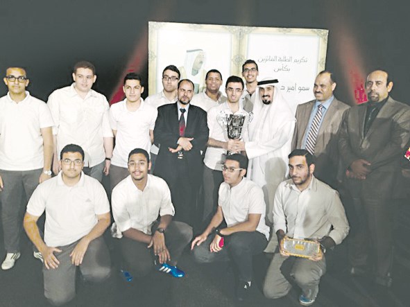 الطلاب الفائزون مع أولياء أمورهم