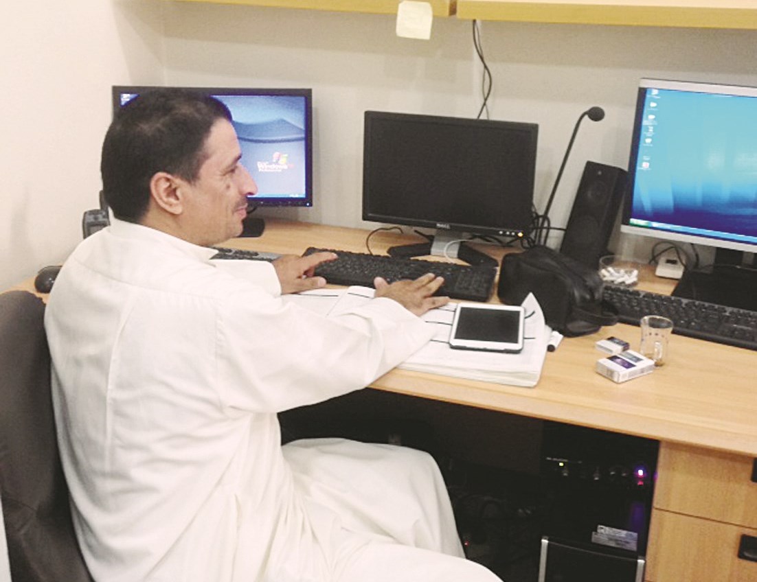 موظف يتابع سير أعمال الصيانة