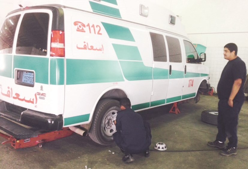 صيانة لإحدى السيارات خارج الورشة