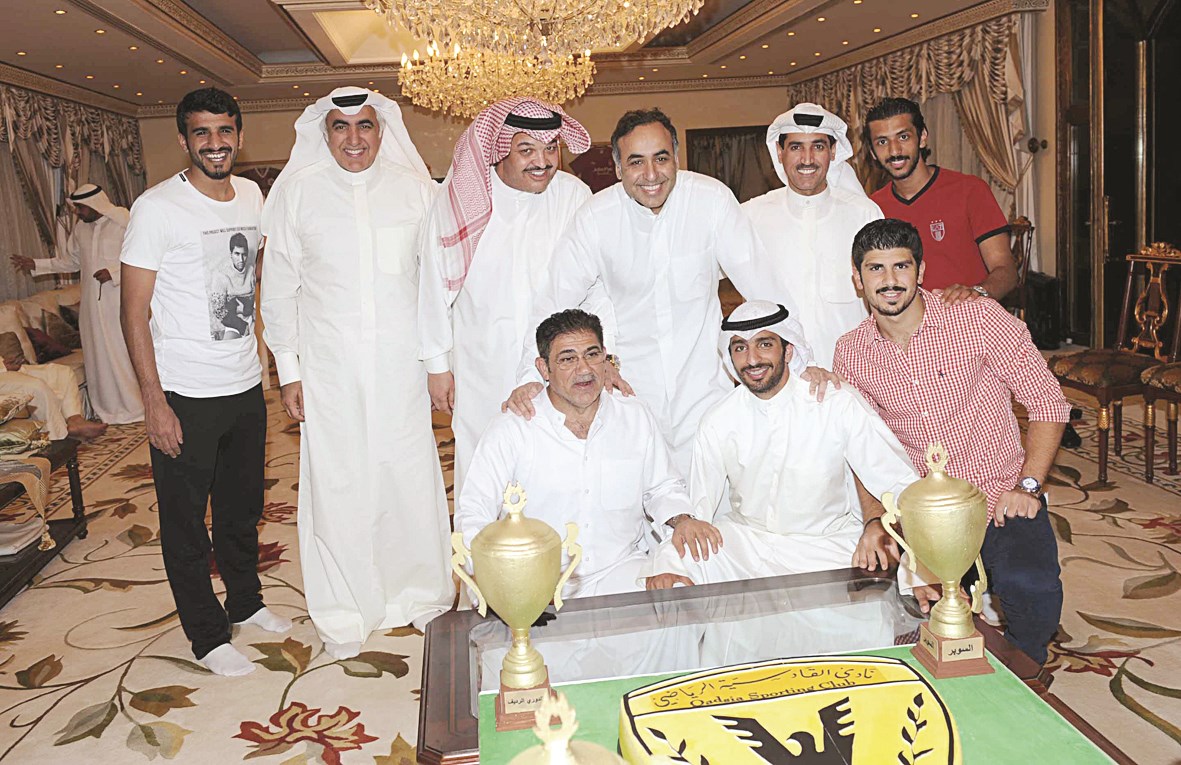 فواز الحساوي يتوسط محمد خليل وفيصل الشعلان والمدرب محمد ابراهيم ولاعبي كرة القدم