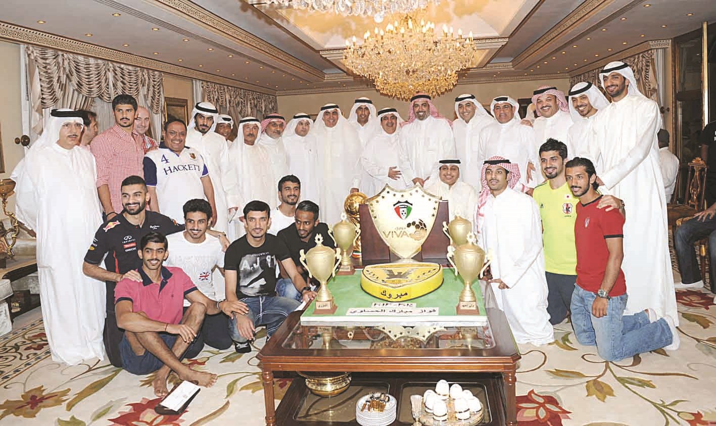 لقطة جماعية تجمع فواز وعبدالعزيز الحساوي وخالد الفهد وكبار الحضور مع لاعبي كرة القدم