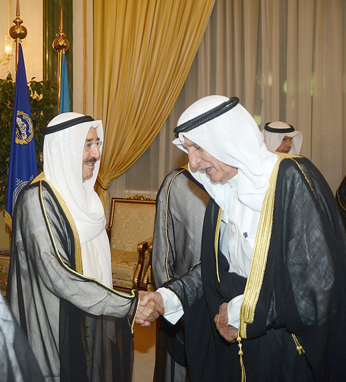 ... ومواطن آخر يهنئ