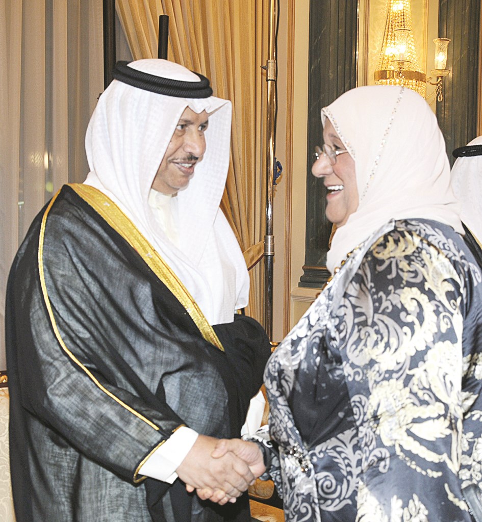 جابر المبارك يتلقى تهنئة معصومة المبارك