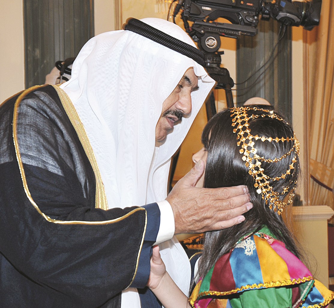 قبلة أبوية من ناصر المحمد لطفلة جاءت مهنئة