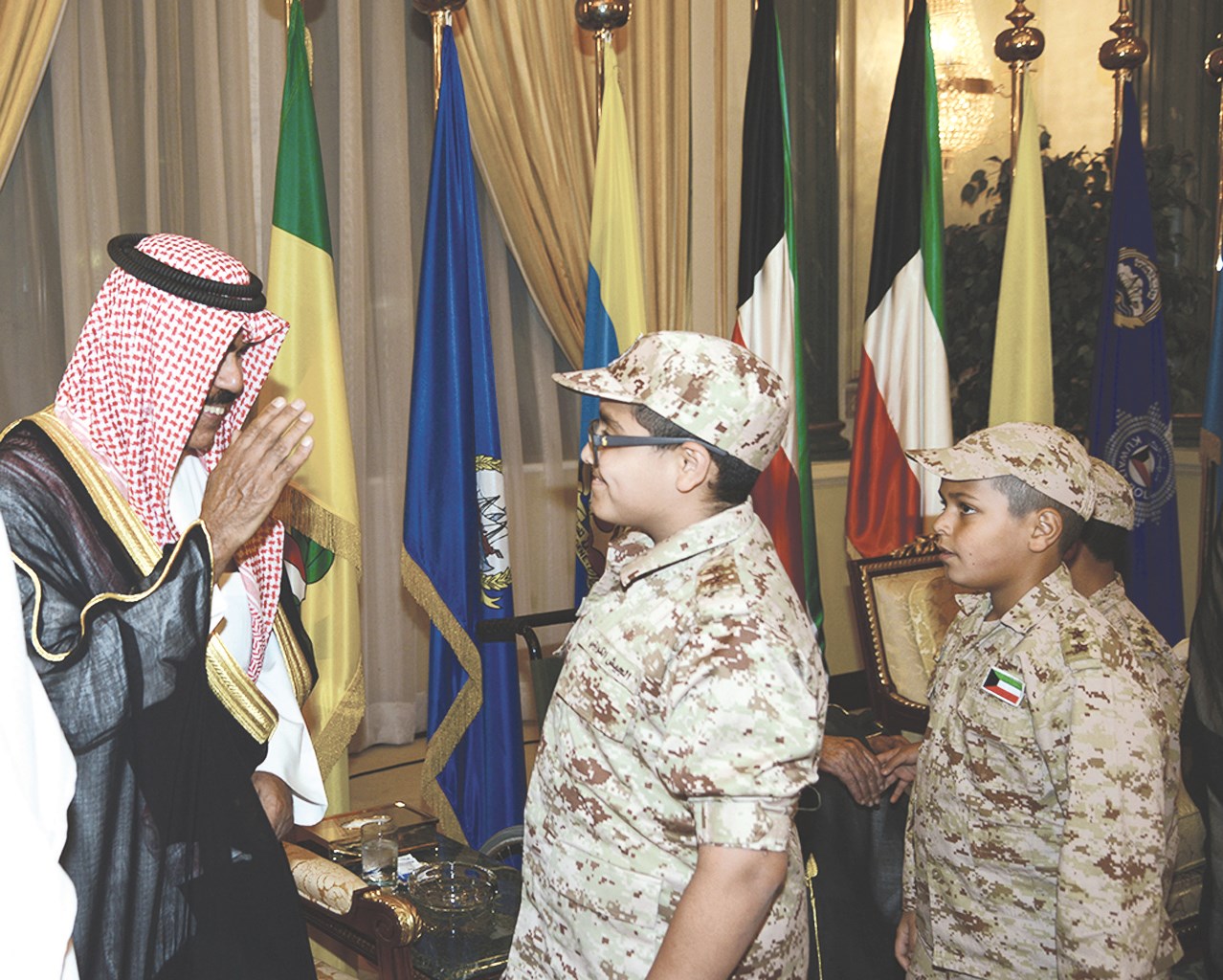 ولي العهد يرد التحية لمهنئ من جيش المستقبل