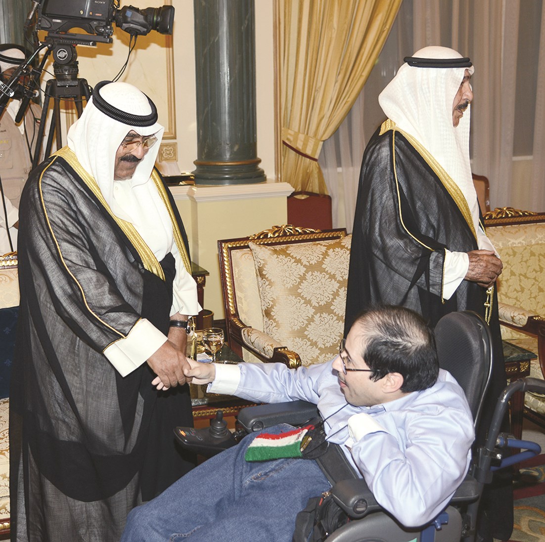 مشعل الأحمد يتلقى تهنئة من أحد ذوي الاحتياجات الخاصة