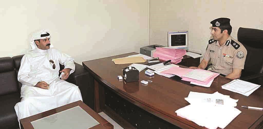 المقدم أحمد العنزي يحقق مع أحد المخالفين