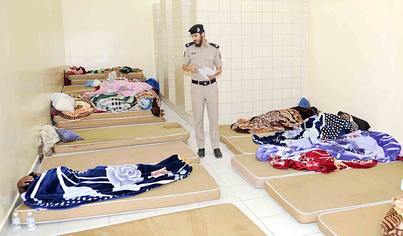 الرائد فواز العصيمي يتفقد المحتجزين