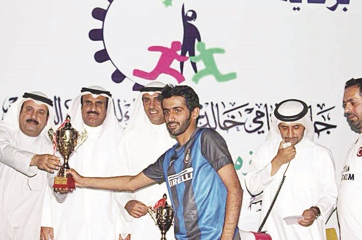 كابتن الفريق يتسلم كأس البطولة‏?