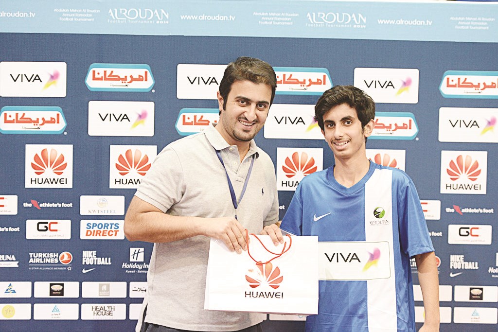 أفضل لاعب يتسلم جائزته