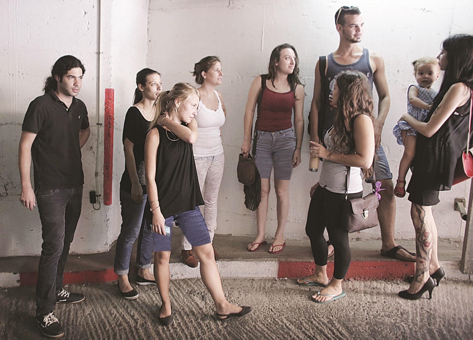 اسرائيليون يختبئون في مرآب سيارات تحت الأرض في تل أبيب (أ ف ب)