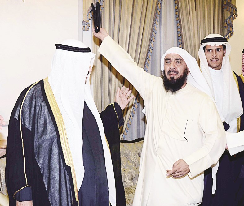 احد المهنئين يرفع العقال تحية للمحمد