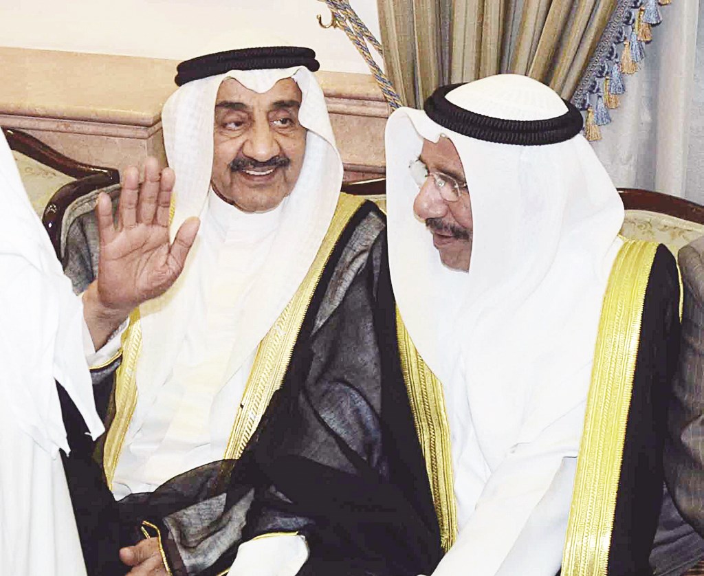 جاسم الخرافي محيياً أحد الحضور