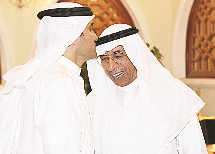 قبلة على الرأس من الكندري لأحد المدعوين