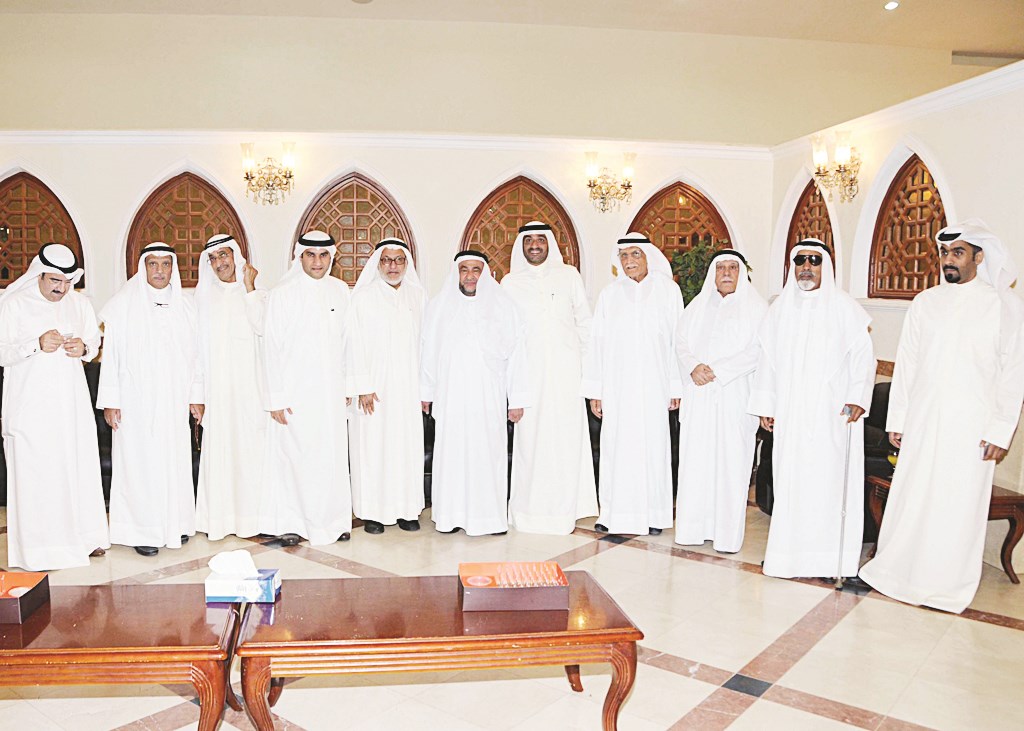 الكندري متوسطاً مجموعة من الحضور (تصويرسعد هنداوي)