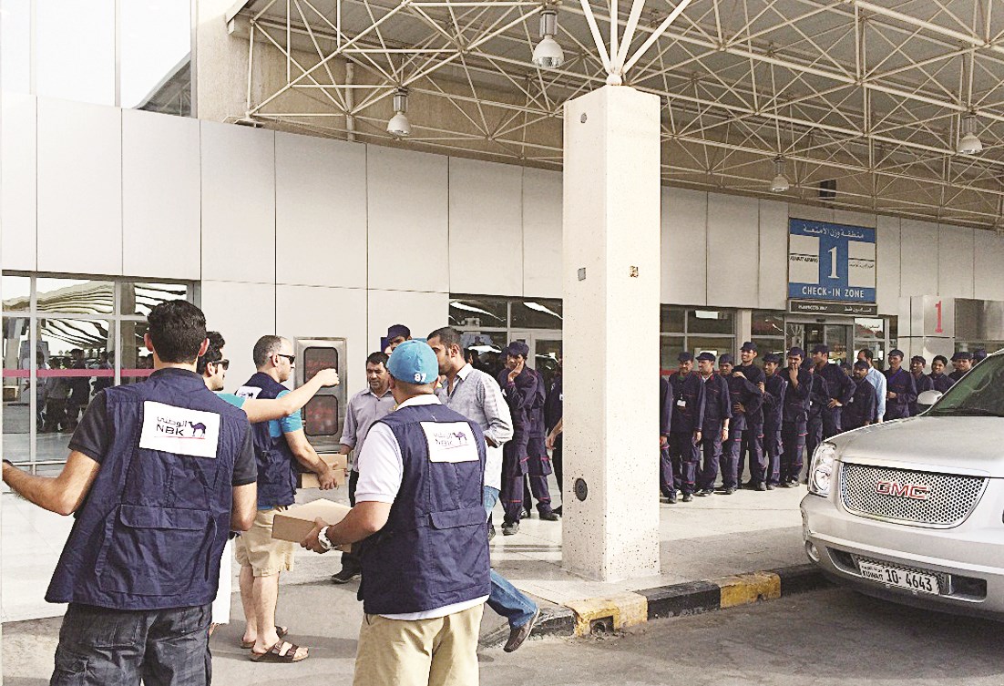 فريق العلاقات العامة يوزّع الوجبات في المطار