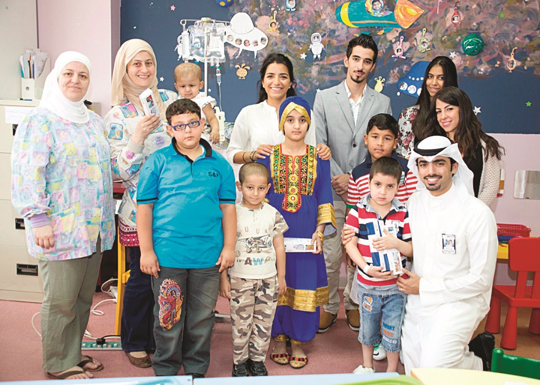 فريق العلاقات العامة وموظفو البنك مع الأطفال