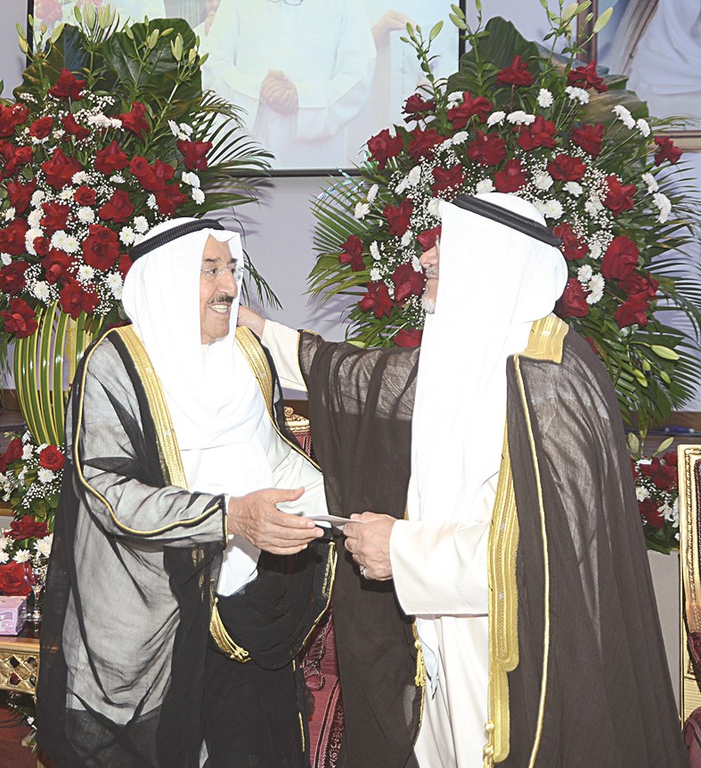 سموه يصافح أحد المهنئين