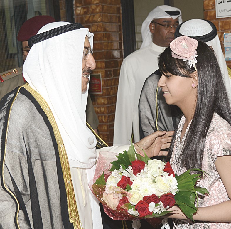 الأمير يتلقى وروداً من فتاة في نادي المكفوفين