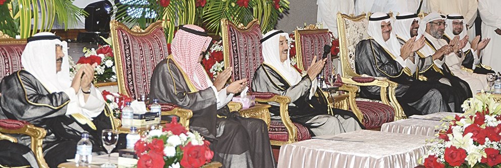 سموه متوسطا ولي العهد ومشعل الاحمد وسلمان الحمود في نادي الصم