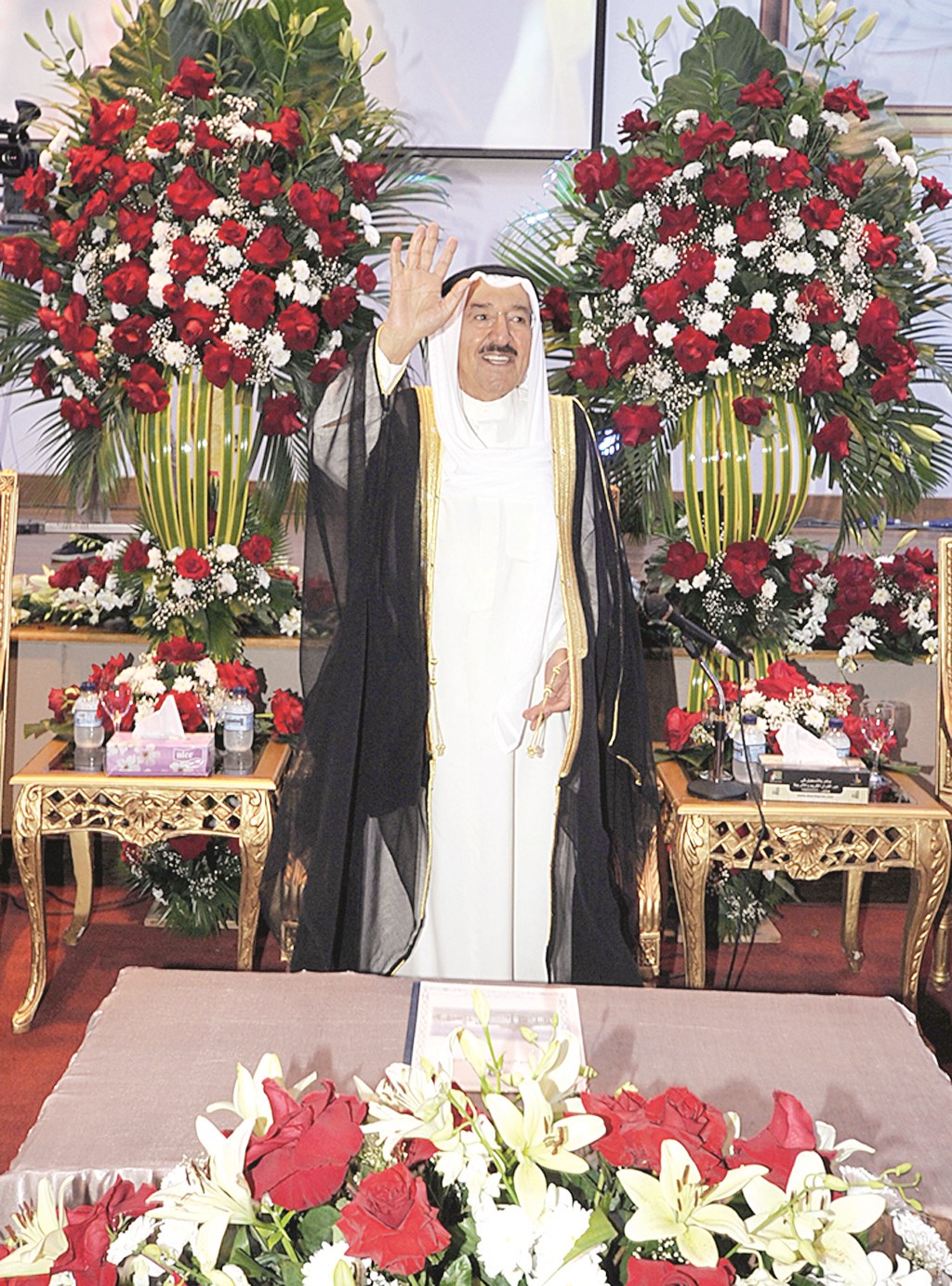 الأمير محيياً مستقبليه في نادي الصم