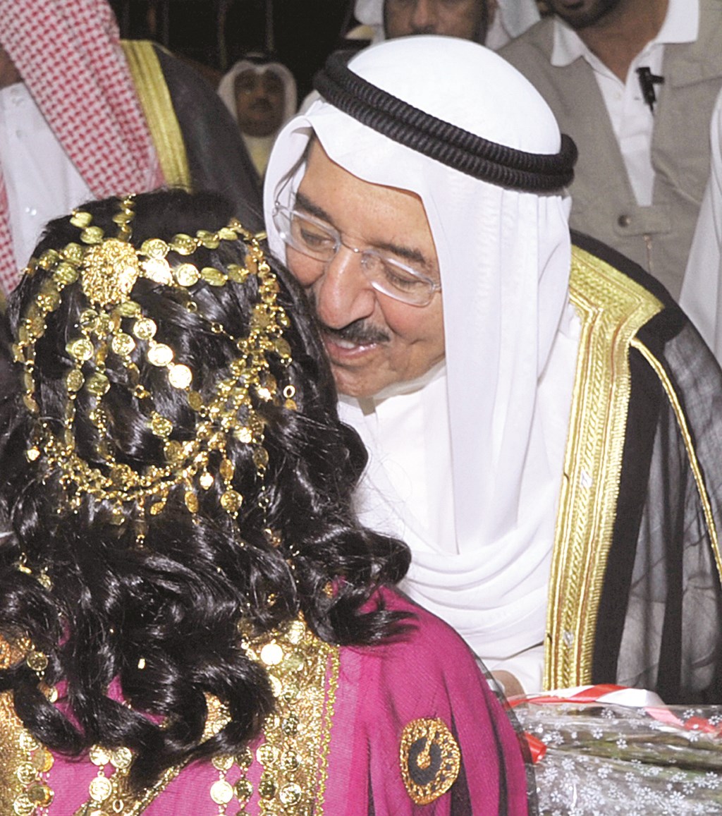 سموه يحنو على فتاة في نادي المعاقين