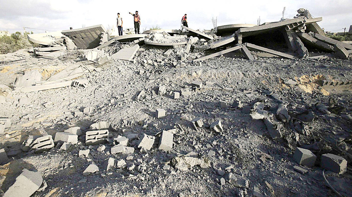 u0641u0644u0633u0637u064au0646u064au0648u0646 u064au0642u0641u0648u0646 u0639u0644u0649 u0627u0646u0642u0627u0636 u0645u0646u0627u0632u0644 u062fu0645u0631u062au0647u0627 u063au0627u0631u0627u062a u0627u0633u0631u0627u0626u064au0644u064au0629 u0641u064a u0631u0641u062d  (u0631u0648u064au062au0631u0632)